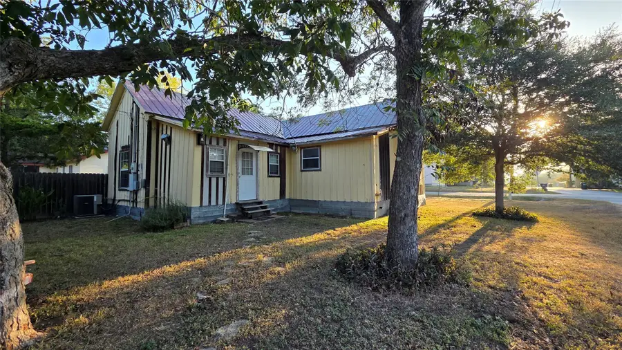 401 N Pecan St, Moulton, TX 77975 - #3