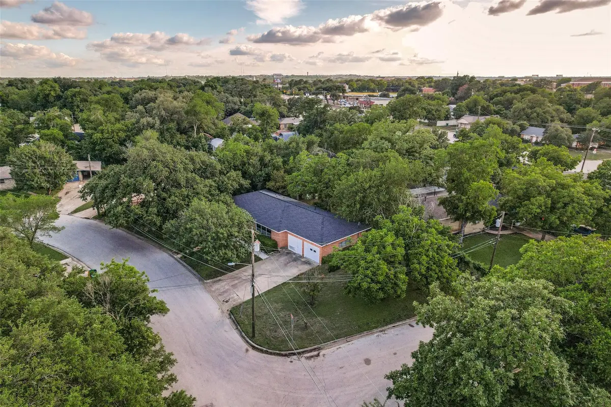 1401 N East St, Belton, TX 76513 - #1
