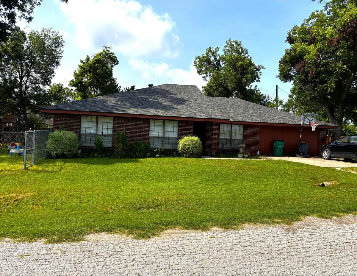309 W Moerbe Dr, Thorndale, TX 76577 - #1