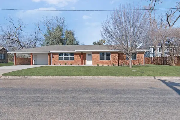 606 E 6th St, Cameron, TX 76520