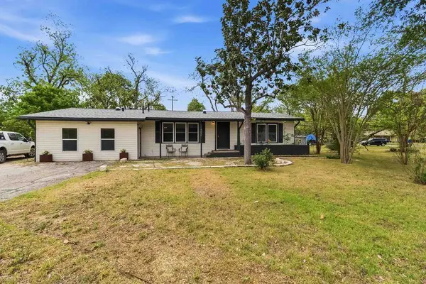 605 W 11th St, Elgin, TX 78621