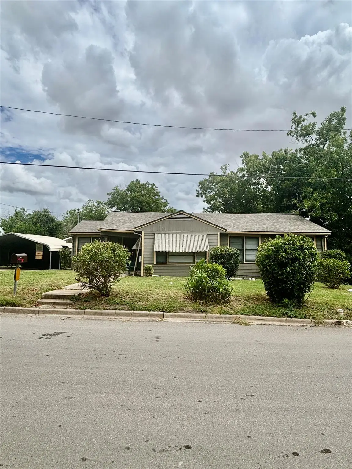 415 E 7th St, Taylor, TX 76574 - #1