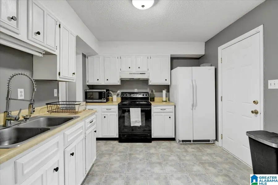 3225 ALLISON BONNETT MEMORIAL DRIVE, Hueytown, AL 35023 - #3