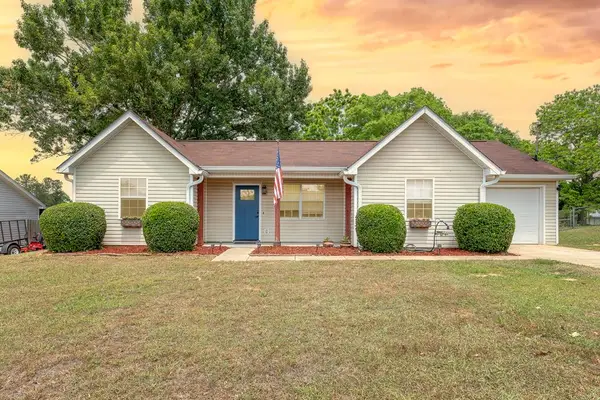 208 Petunia Dr, Taylor, AL 36301