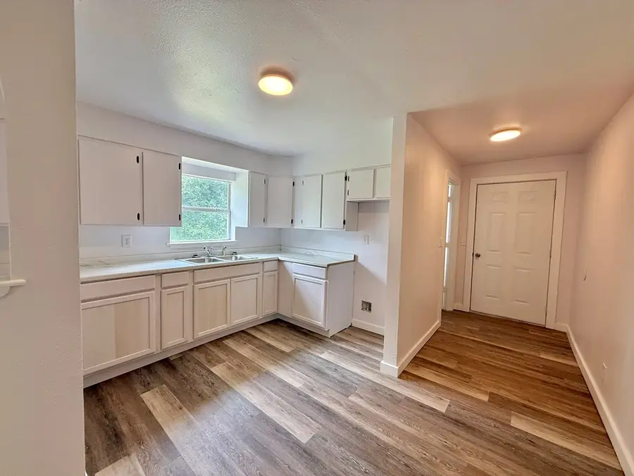 200 N Pleasant Street, Geneva, AL 36340 - #3