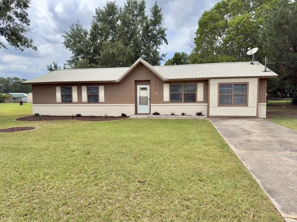 109 Victoria Dr, Headland, AL 36345 - #1