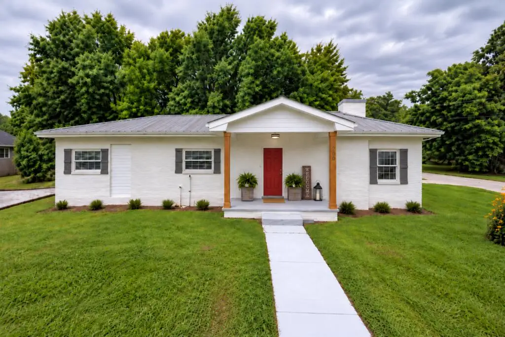 200 Cable St, Headland, AL 36345 - #1