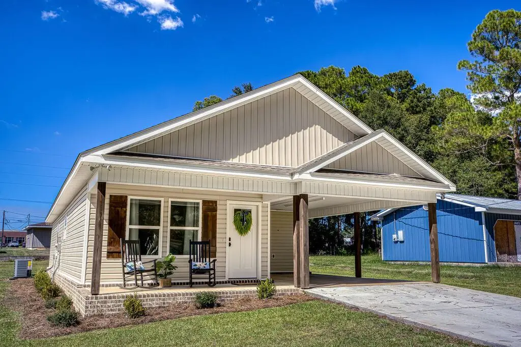 1204 W Pine Ave, Geneva, AL 36340 - #1