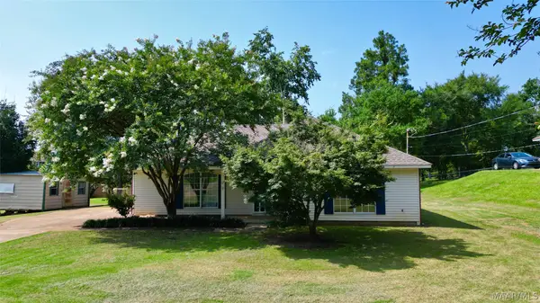 17 Hilltop Circle, Deatsville, AL 36022