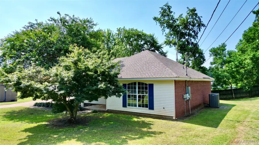 17 Hilltop Circle, Deatsville, AL 36022 - #2