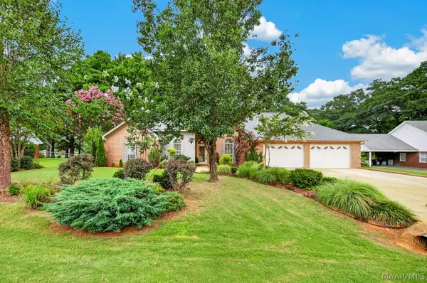 32 Gardendale Drive, Deatsville, AL 36022