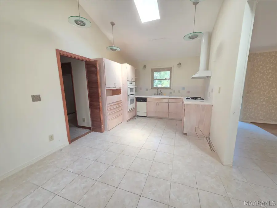102 W Forest Avenue, Troy, AL 36081 - #3