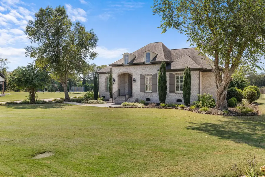 44 Holli Ln, Muscle Shoals, AL 35661 - Image #2