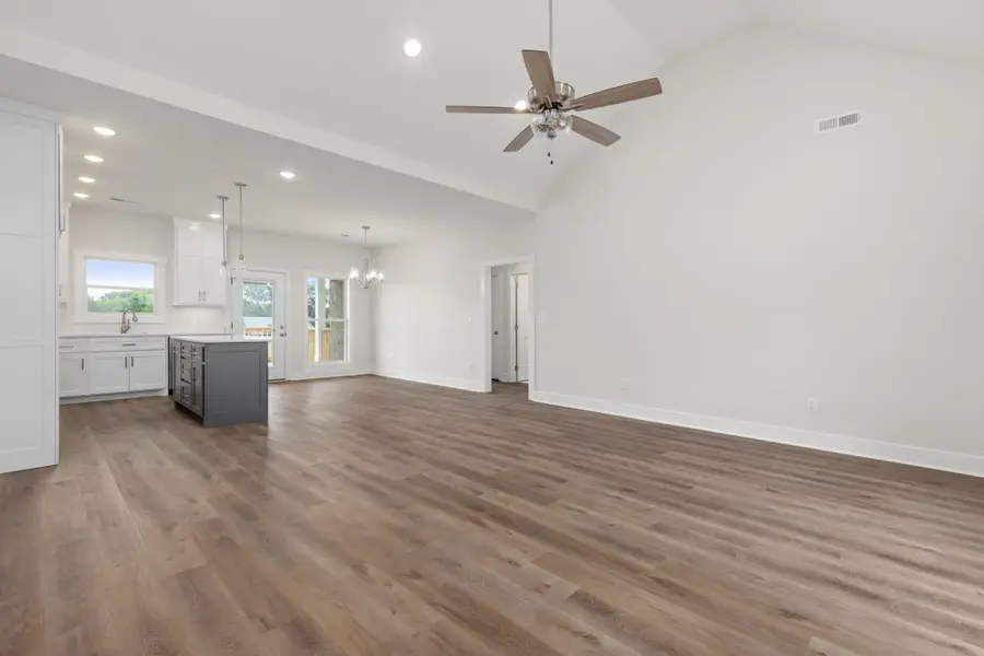 722 Oakview Cir, Killen, AL 35645 - Image #2