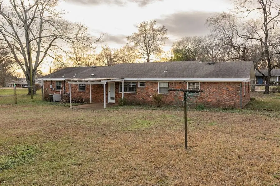 409 E Lakeside Dr, Florence, AL 35630 - Image #3