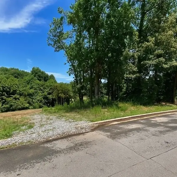 000 Stoney Creek Dr, Florence, AL 35633