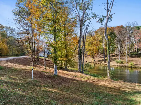 1584 N Shore Dr, Florence, AL 35634