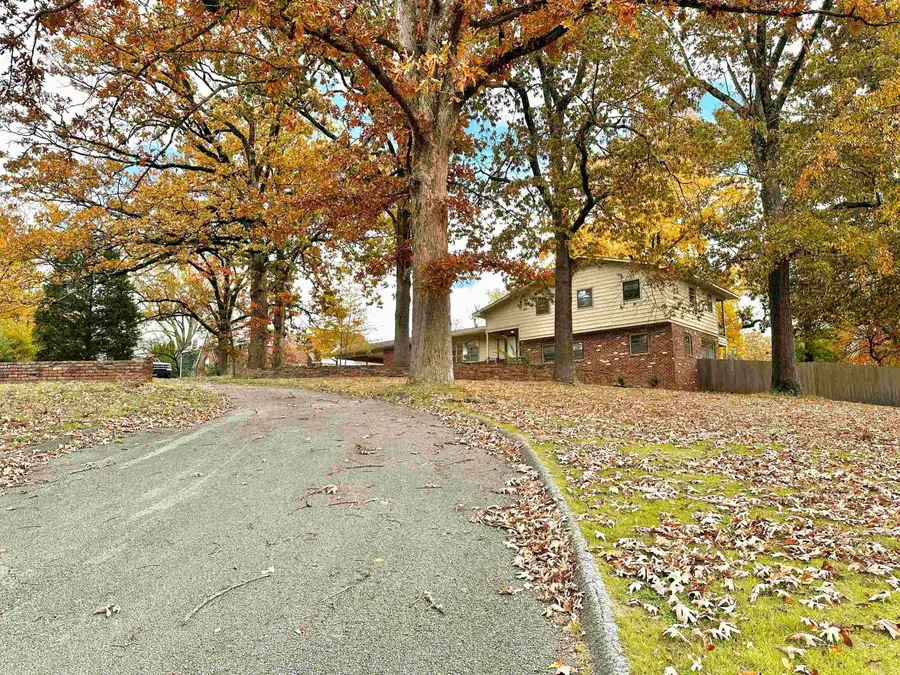 1818 Hermitage Dr, Florence, AL 35630 - Image #2