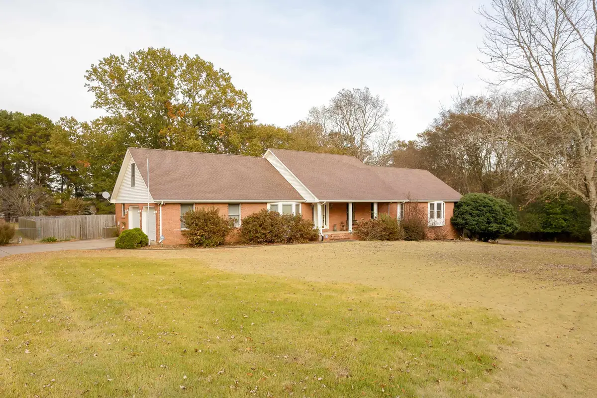 7607 Lakewood Dr, Florence, AL 35634 - Image #1