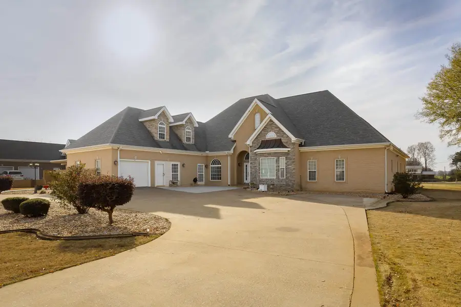 889 Blake Dr, Tuscumbia, AL 35674 - Image #2