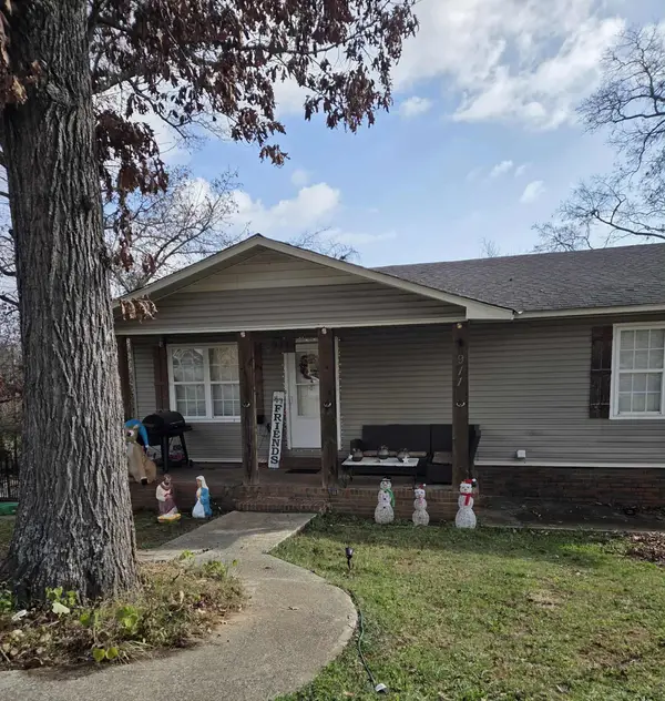 911 Madison St, Tuscumbia, AL 35674