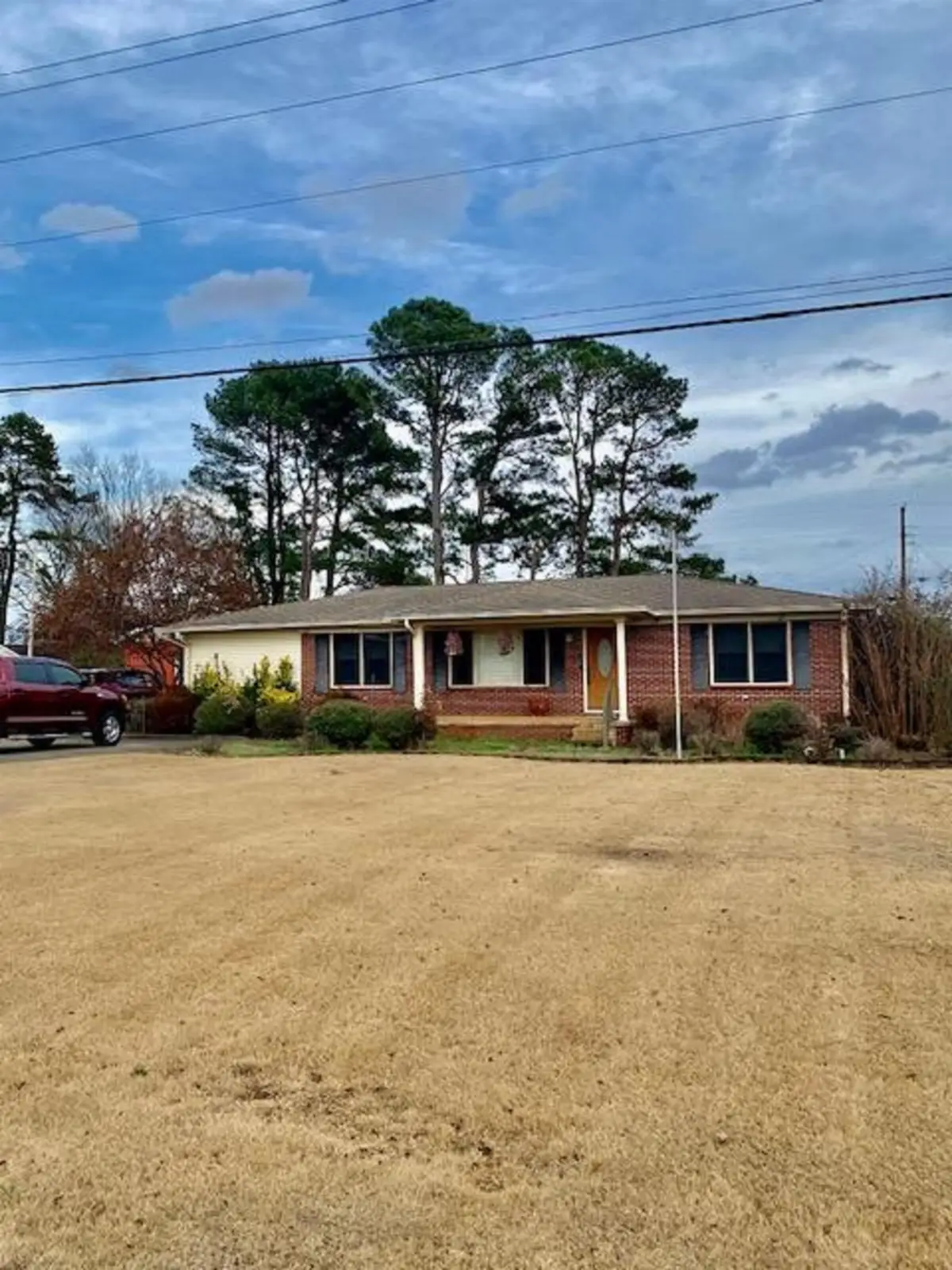 202 Tennessee River Dr, Muscle Shoals, AL 35661 - Image #1