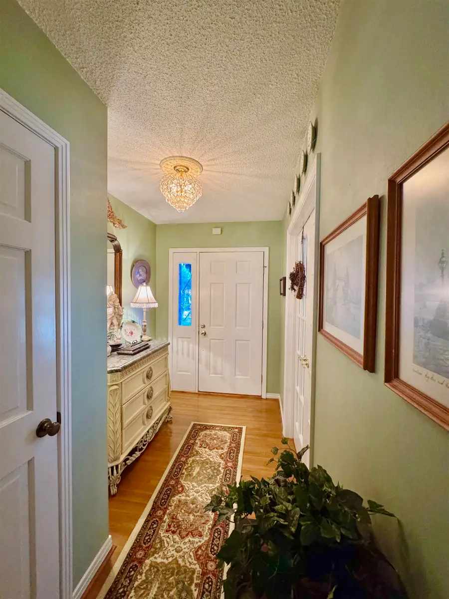 321 Crestwood Dr, Florence, AL 35633 - Image #2