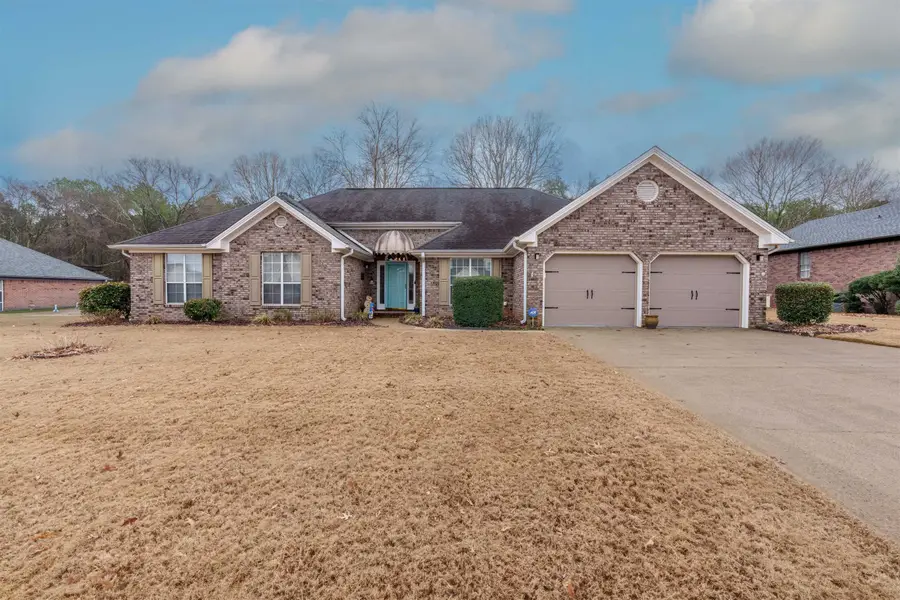 137 Kensington Dr, Florence, AL 35633 - Image #2