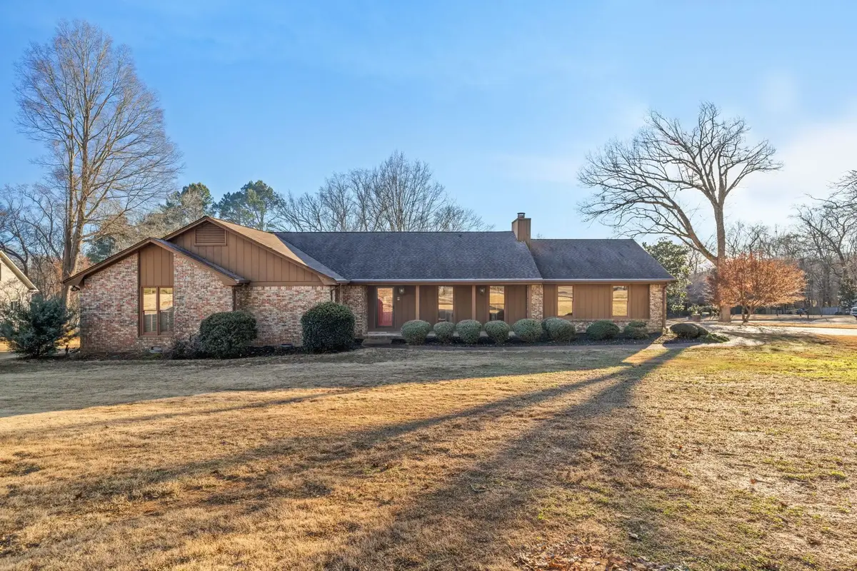 301 Center Point Ln, Florence, AL 35634 - Image #1
