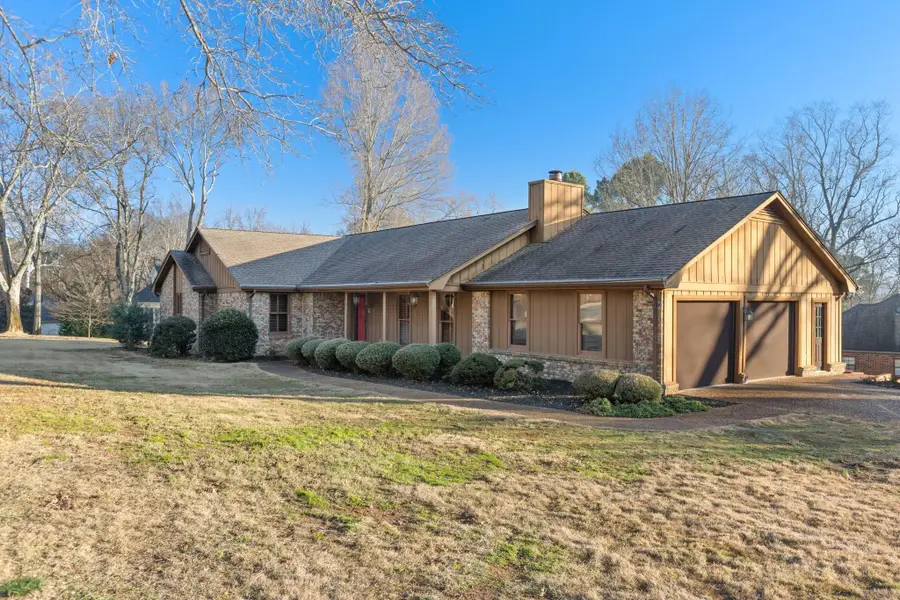 301 Center Point Ln, Florence, AL 35634 - Image #2