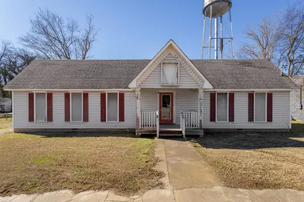 8725 Main St, Leighton, AL 35646
