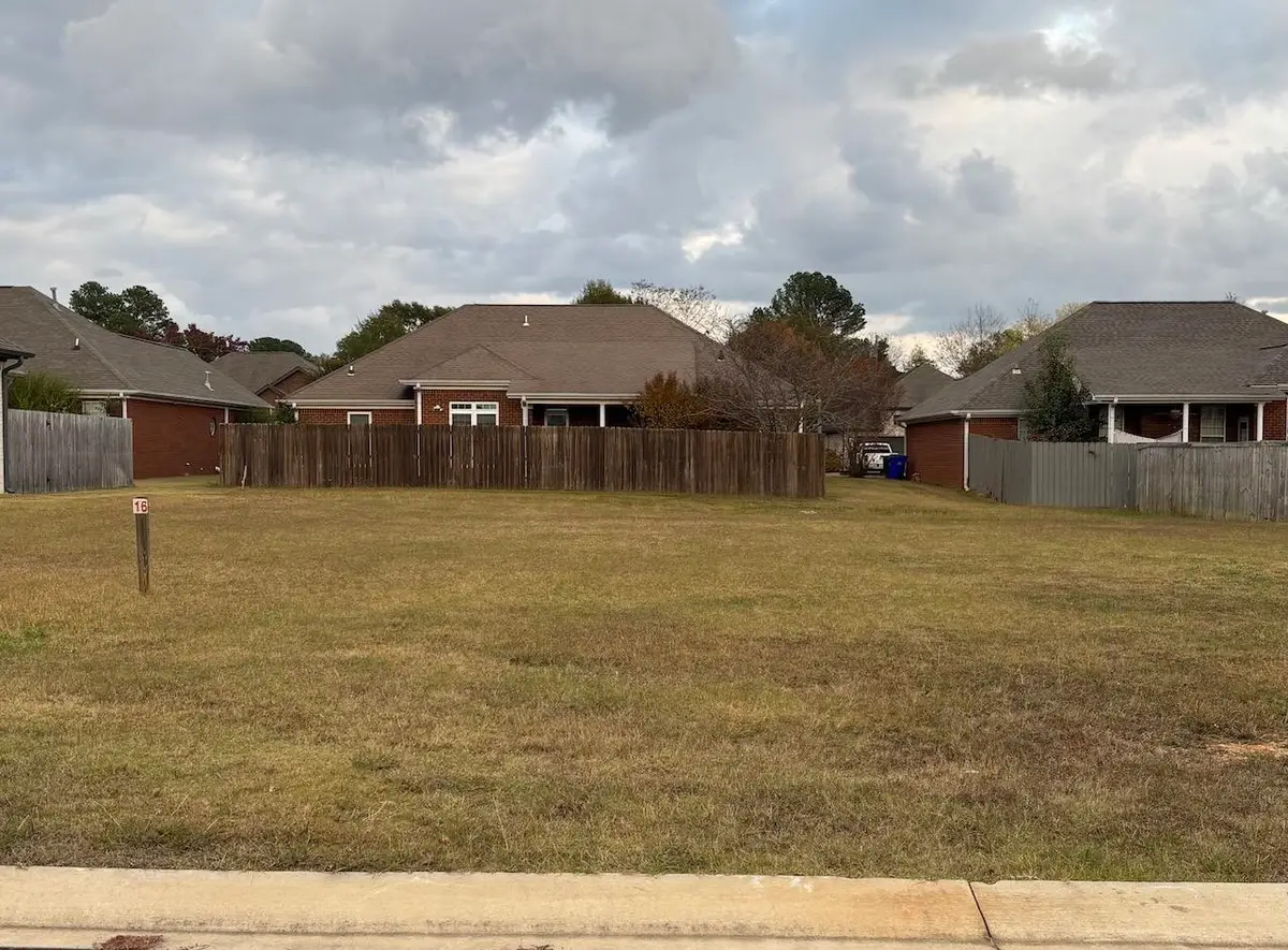107 Camelot Ct, Florence, AL 35633 - #1