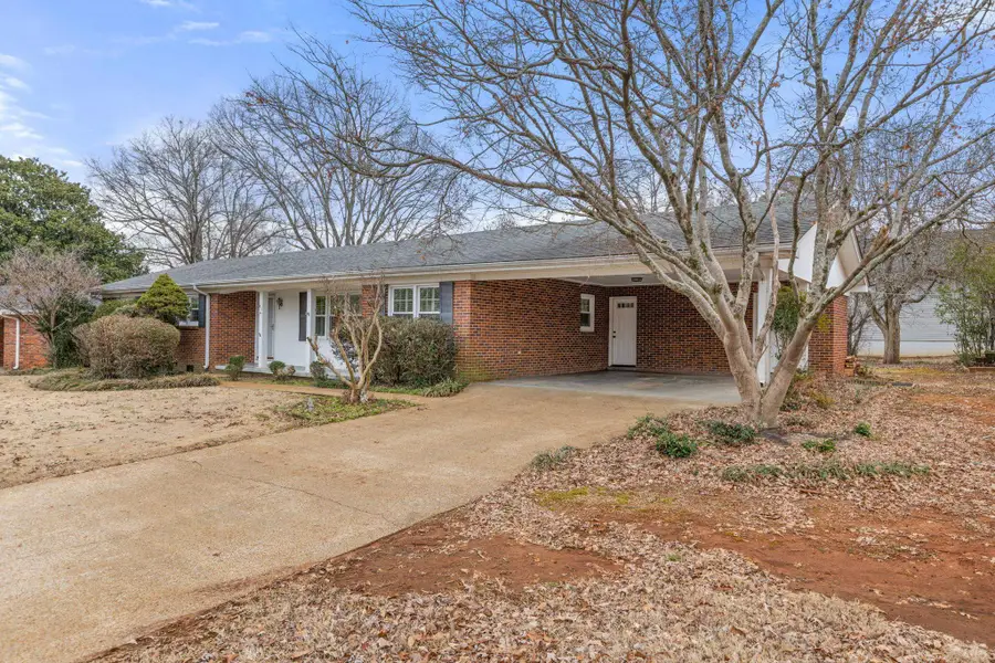 811 Rebel Dr, Tuscumbia, AL 35674 - #2