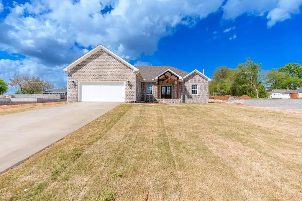 805 Michigan Ave, Muscle Shoals, AL 35661 - #1