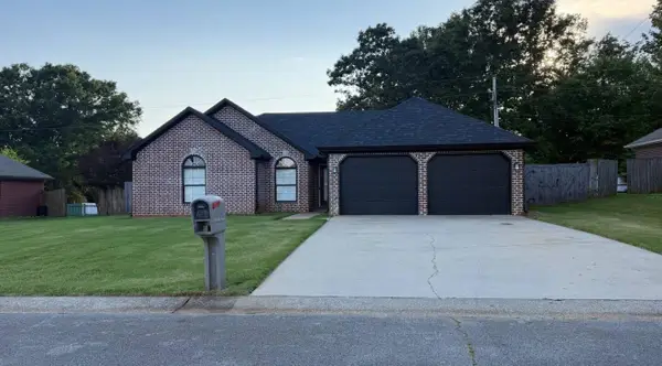 2326 Camden Cv, Muscle Shoals, AL 35661