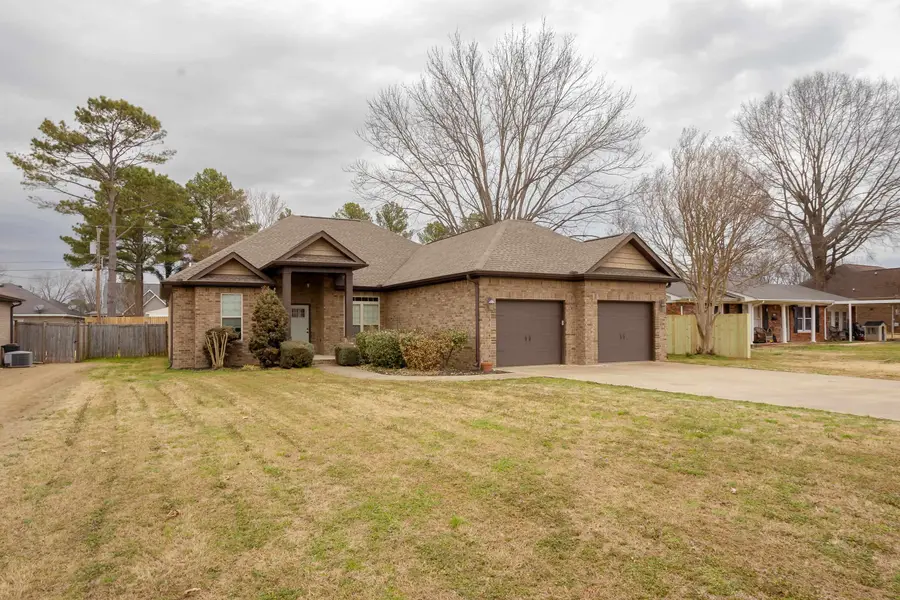 1009 Michigan Ave, Muscle Shoals, AL 35661 - #2