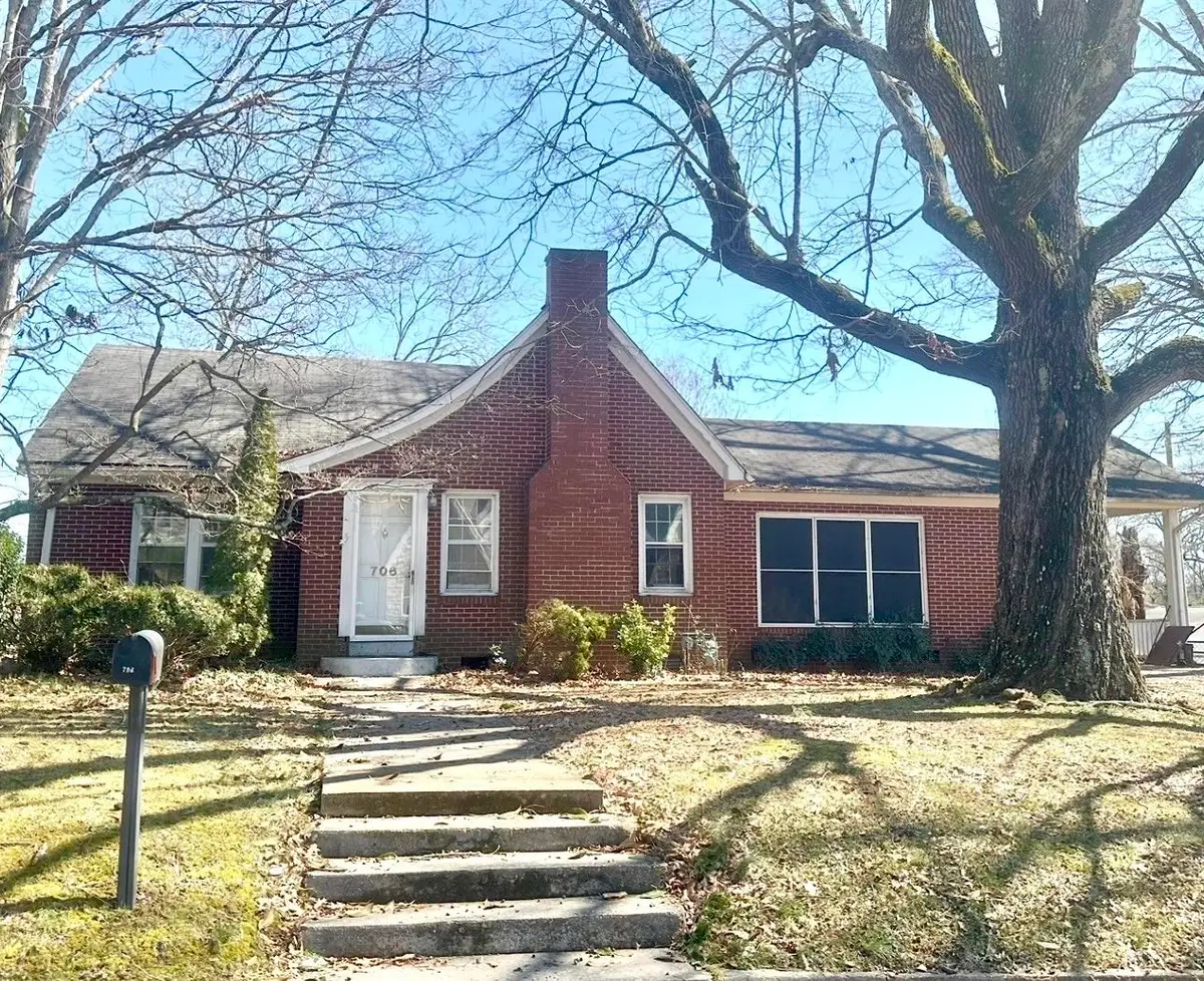 706 NW Washington Ave, Russellville, AL 35653 - #1