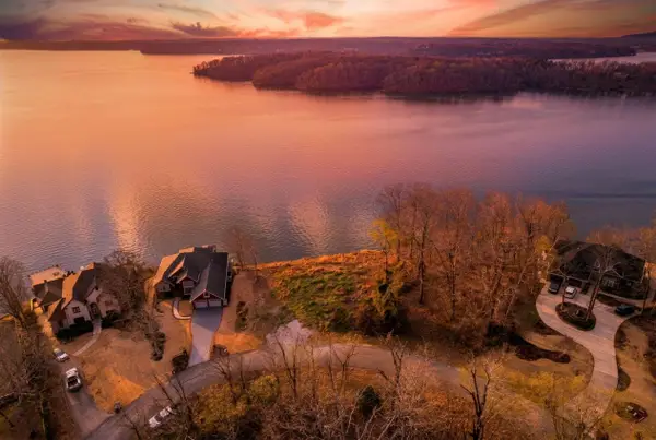 551 Wilson Lake Dr, Muscle Shoals, AL 35661