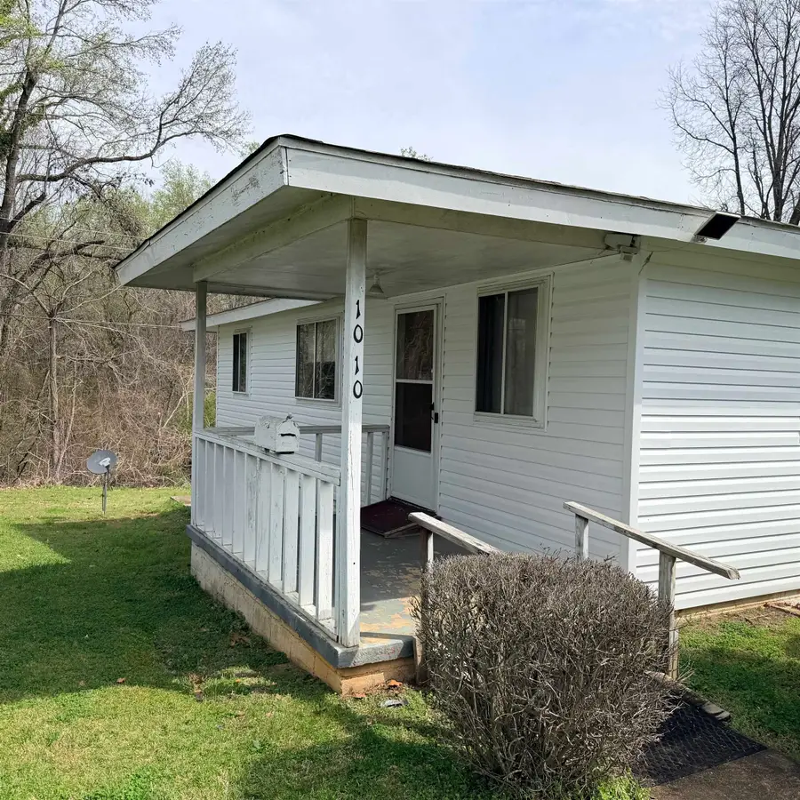 1010 W Irvine Ave, Florence, AL 35630 - #2