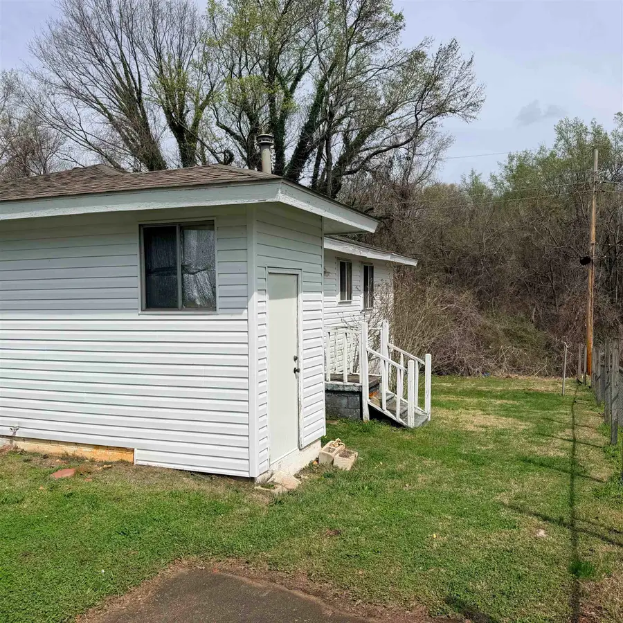 1010 W Irvine Ave, Florence, AL 35630 - #3