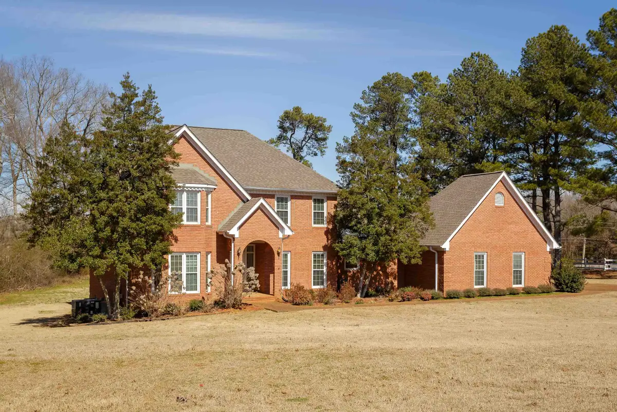 102 W Meadowhill Dr, Florence, AL 35633 - #1