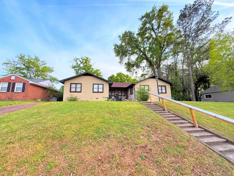 304 5th St, Tuscumbia, AL 35674 - #3