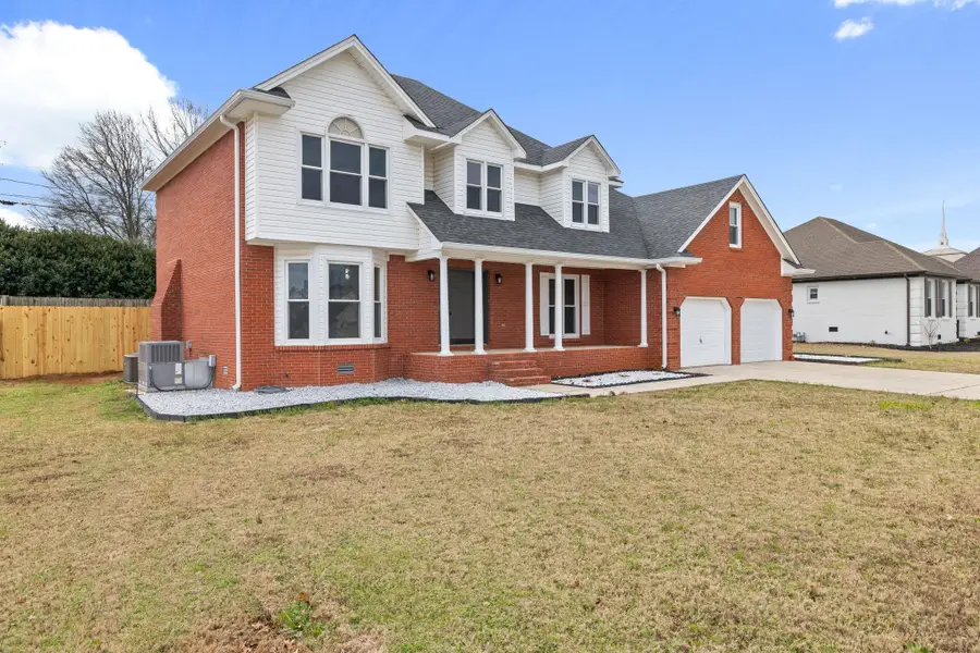 2104 Lisa Ave, Muscle Shoals, AL 35661 - #2