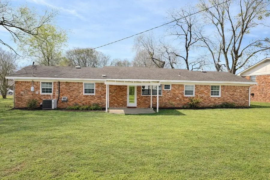 409 E Lakeside Dr, Florence, AL 35630 - #2