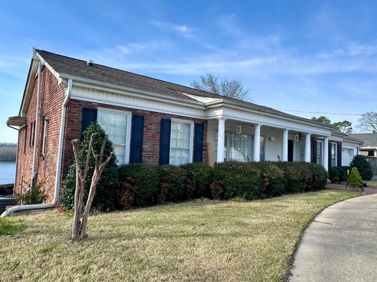 820 River Bluff Dr, Sheffield, AL 35660 - #1