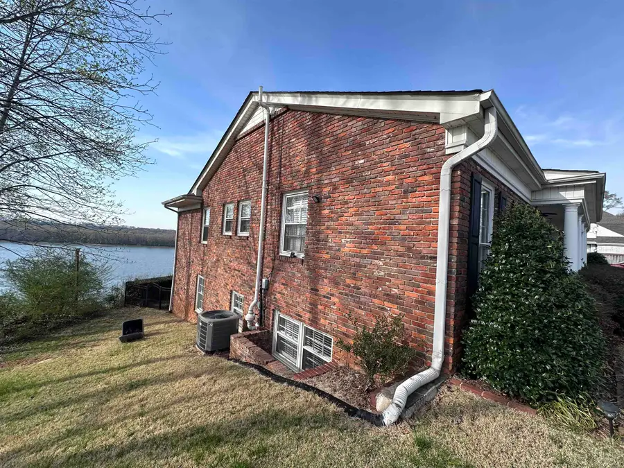 820 River Bluff Dr, Sheffield, AL 35660 - #2