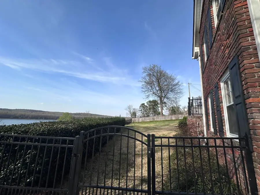 820 River Bluff Dr, Sheffield, AL 35660 - #3