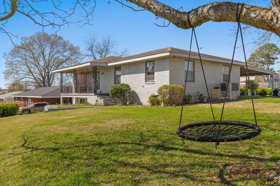 411 W Richton Ave, Muscle Shoals, AL 35661 - #3