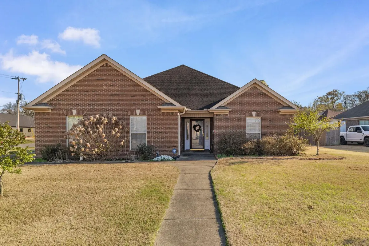 2018 Pleasant Dr, Muscle Shoals, AL 35661 - #1