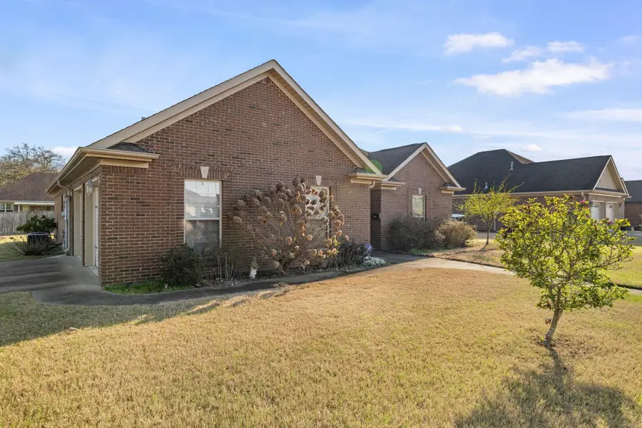 2018 Pleasant Dr, Muscle Shoals, AL 35661 - #3